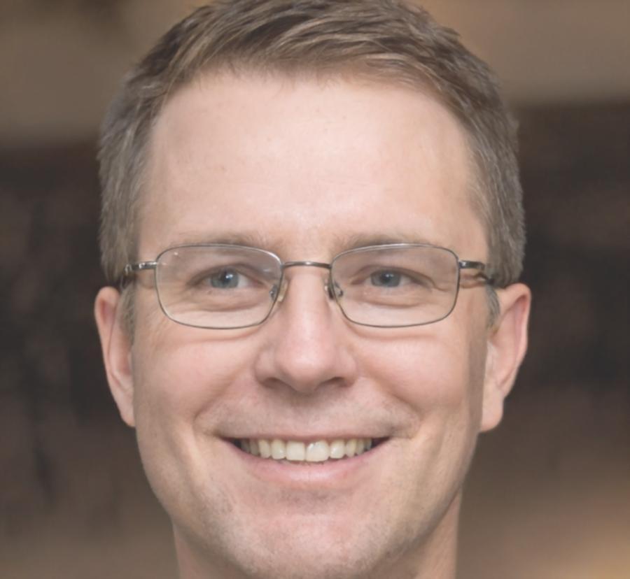 Retrato profissional de Amaro Gadelha, especialista em sistemas de design